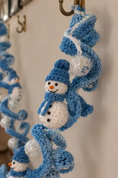 Frosty Blue Spiral Christmas Garland with Snowmen and Silver Baubles Pattern step 2 - assembly progress