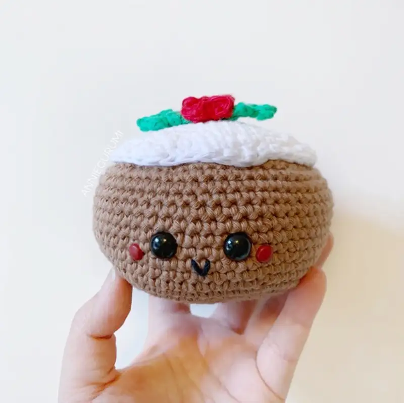 Free Intermediate crochet pattern: Christmas Pudding Amigurumi Pattern - Easy to follow tutorial