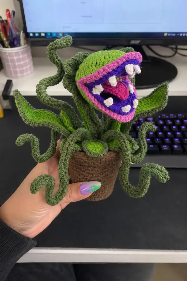 Scary Chomper Plant Amigurumi Pattern