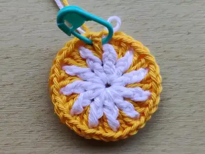 Citrus Slice Coasters Pattern step 3 - details and accessories
