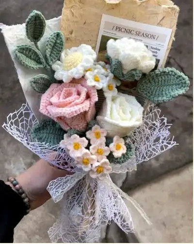 Flower bouquet C crochet Pattern step 3 - details and accessories