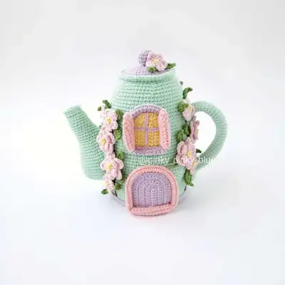 Spring Teapot House Amigurumi Pattern step 1 - construction progress