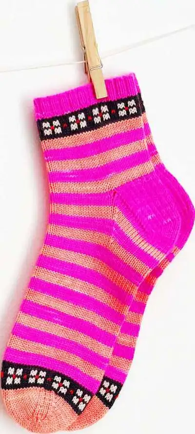 Folk Flower Socks Pattern step 3 - details and accessories